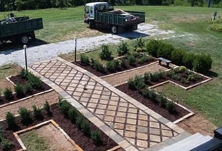 Earth Works Landscaping & Nursery en Russellville, AR